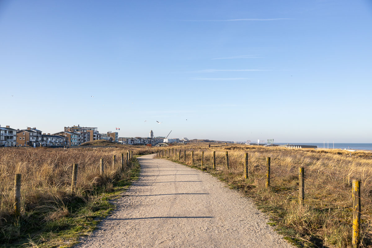 Duinpad over de boulevard van Katwijk