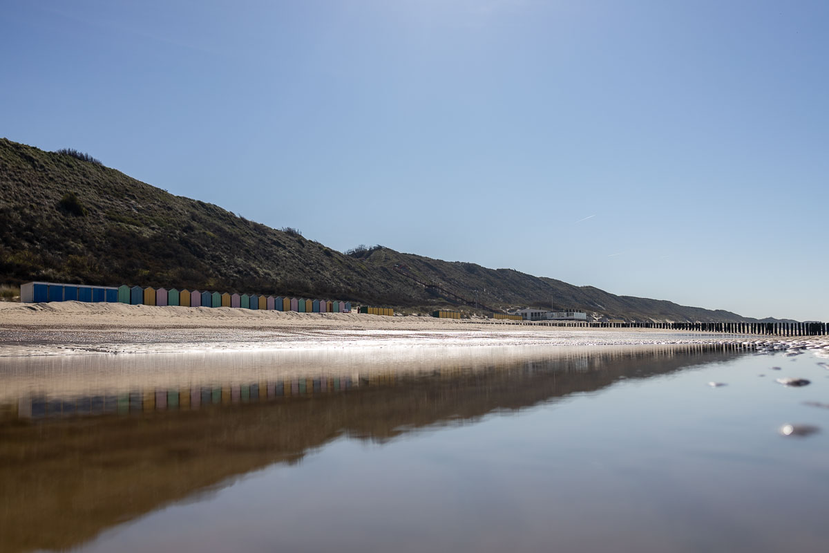 De strandhuisjes staan weer op het strand