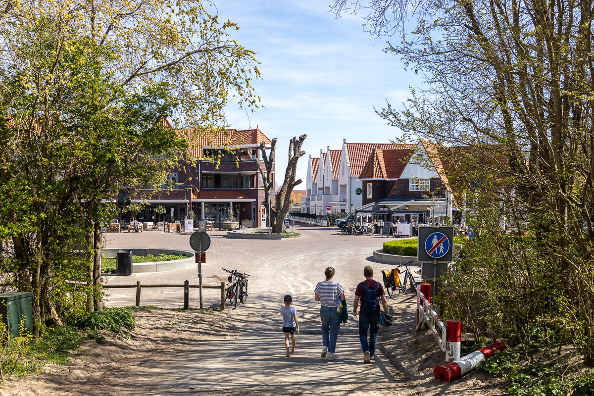 dishoek met veel horeca onderaan de duinen