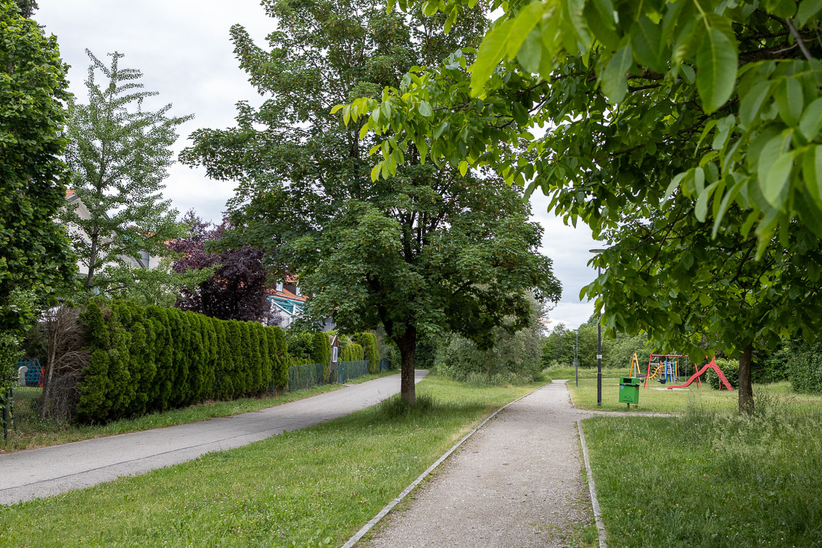 Park achter het hotel met directe toegang tot het terras