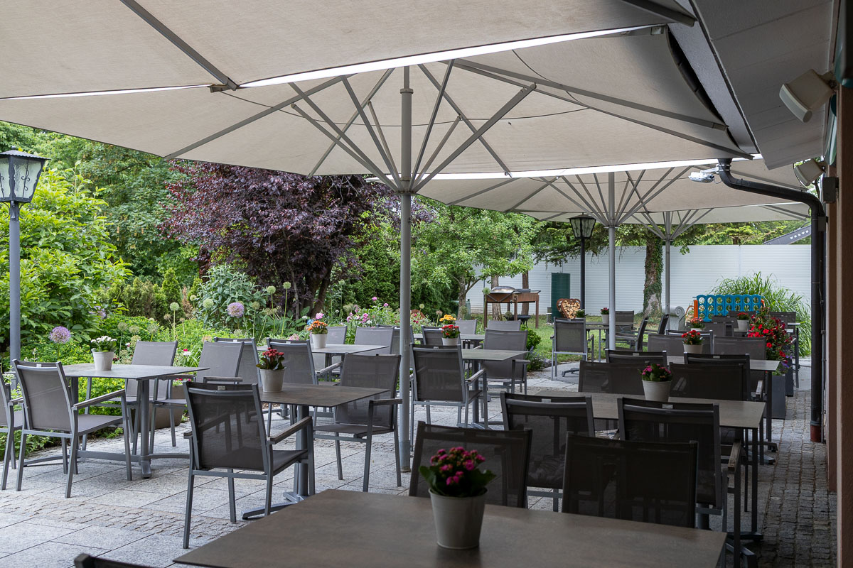 Het grote en ruimte terras met serre ernaast