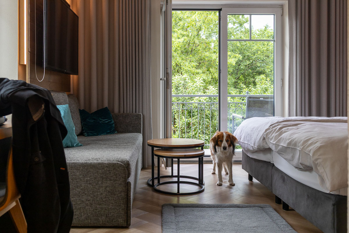 Naast het bed is er op deze kamer ook nog een bank en het balkon
