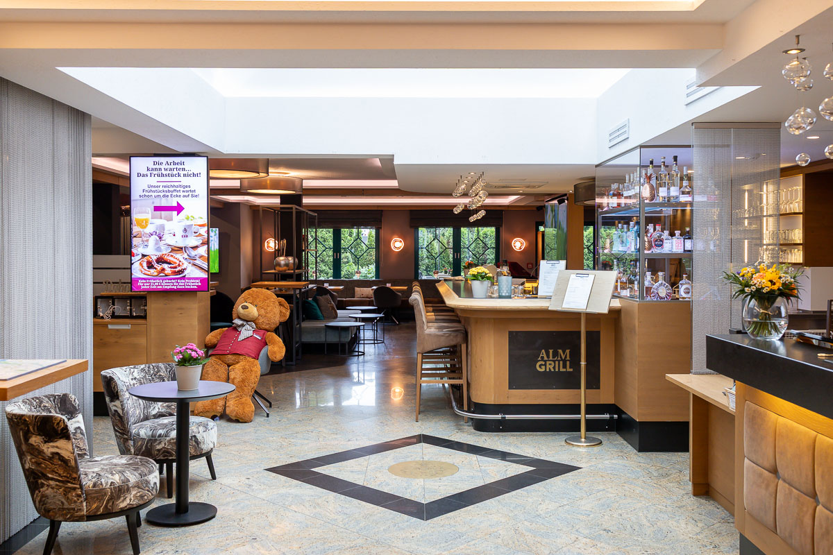 Receptie met daarachter het restaurant en lounge gedeelte