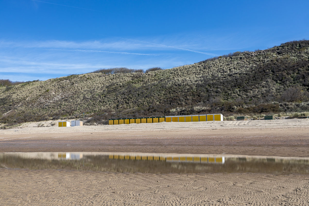 Strandhuisjes tegen de duinen