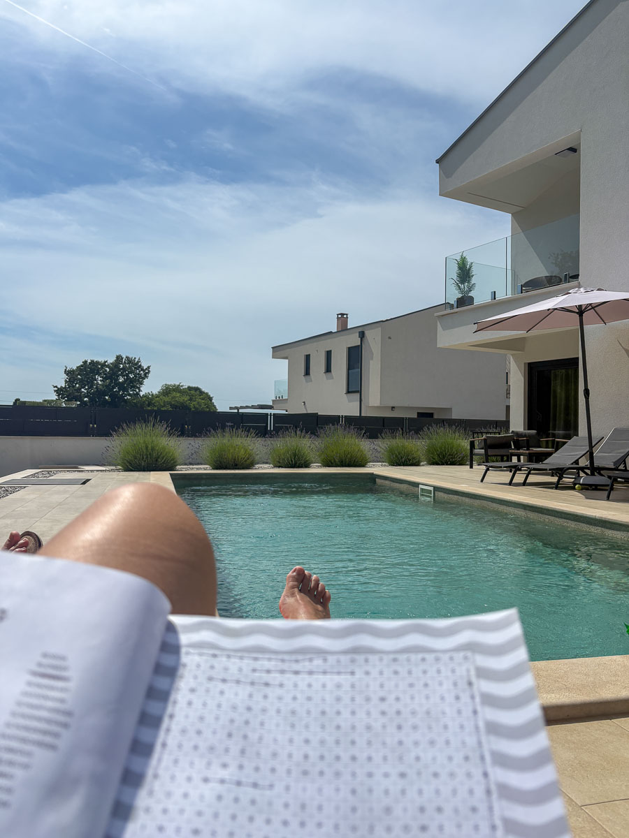 Relaxen bij het zwembad