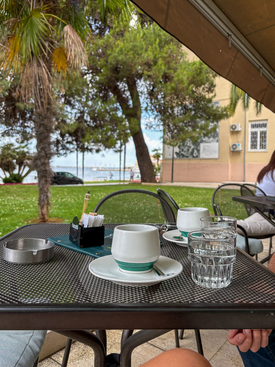 Koffie tijdens de wandeling door Porec