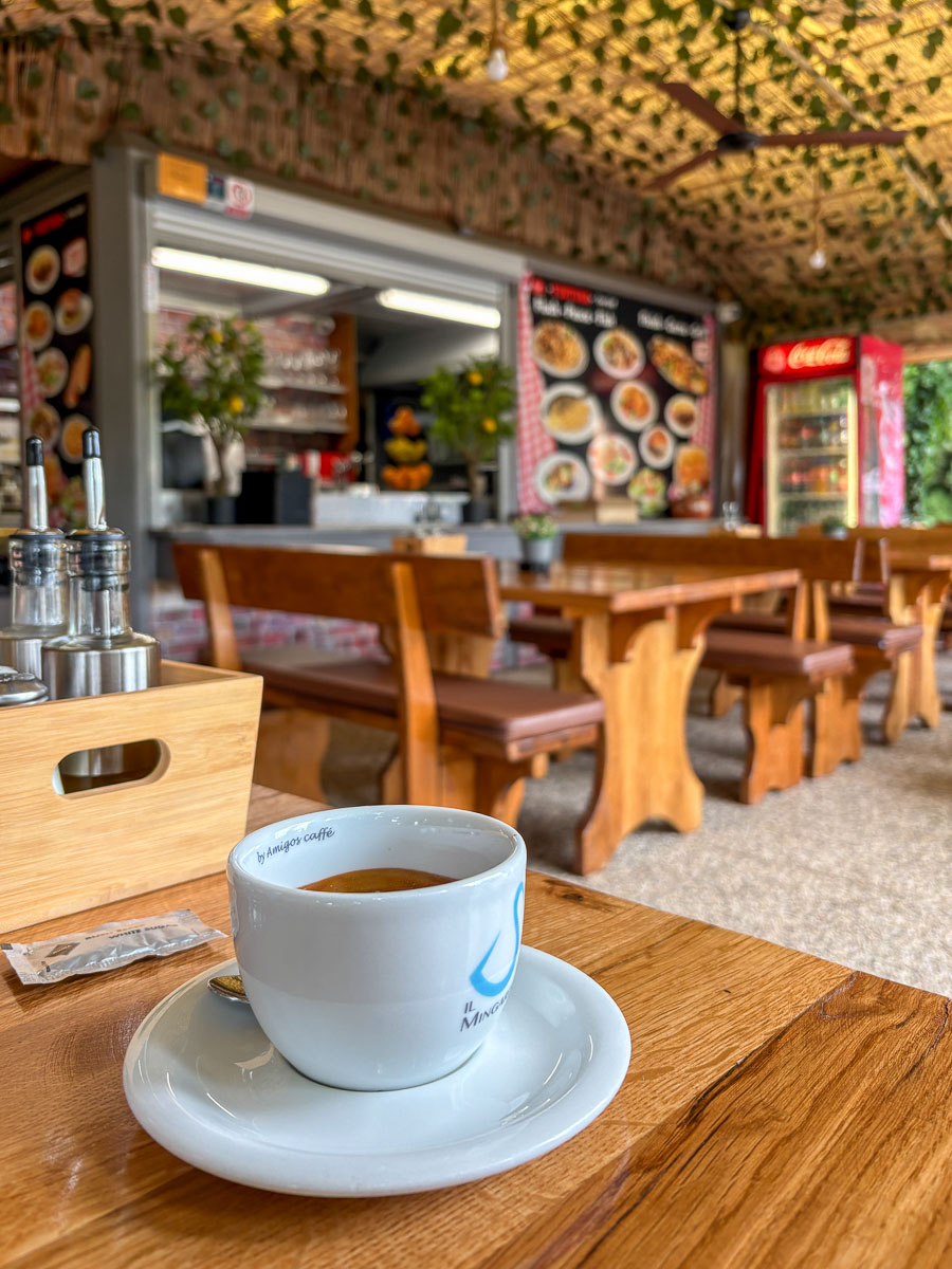 Bakje koffie in het park