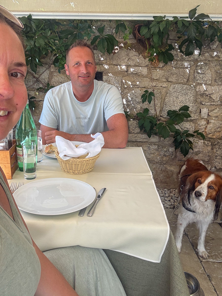 Hapje eten op terras