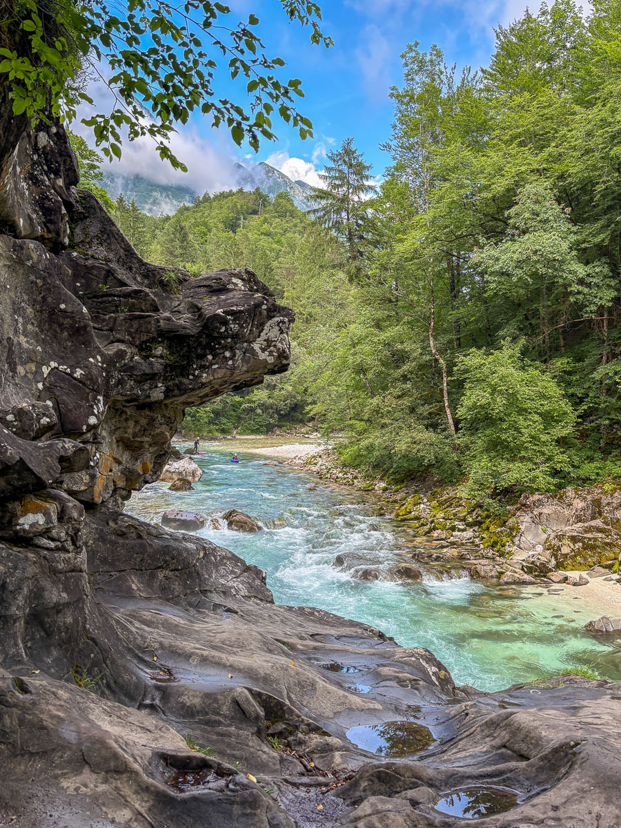 Prachtige rotsen boven de rivier