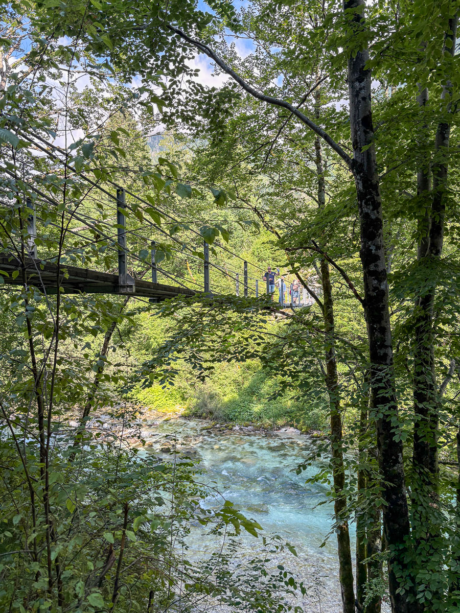 Hangbrug boven de soca rivier