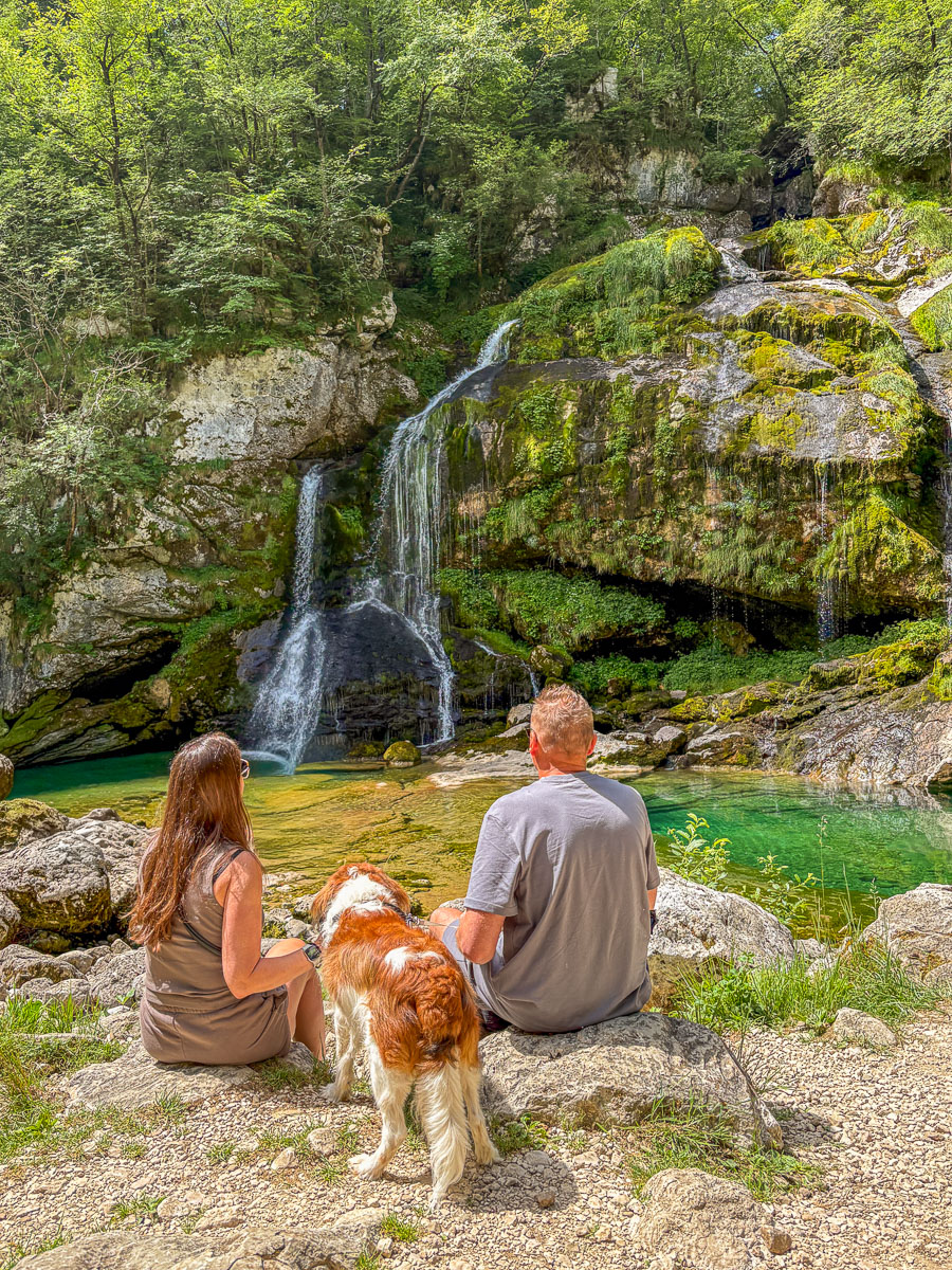 Samen genieten van de waterval