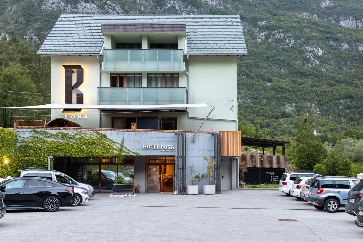 Voorkant Hotel Boka met gratis parkeerplaatsen voor de deur.