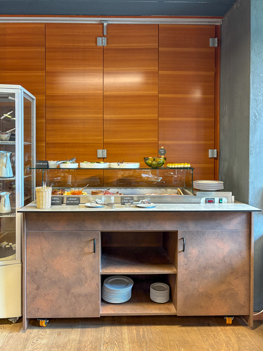 Uitgebreid ontbijt buffet.