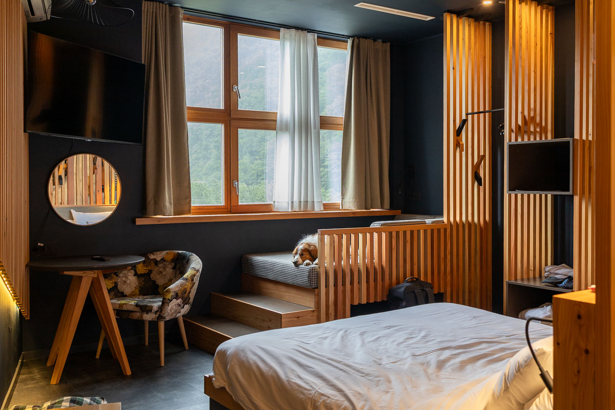 Heerlijke grote bank in de luxe room.