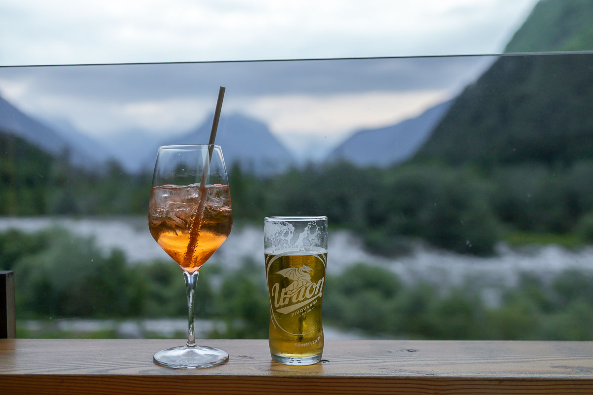 Genieten van het mooie uitzicht met een drankje op het terras.