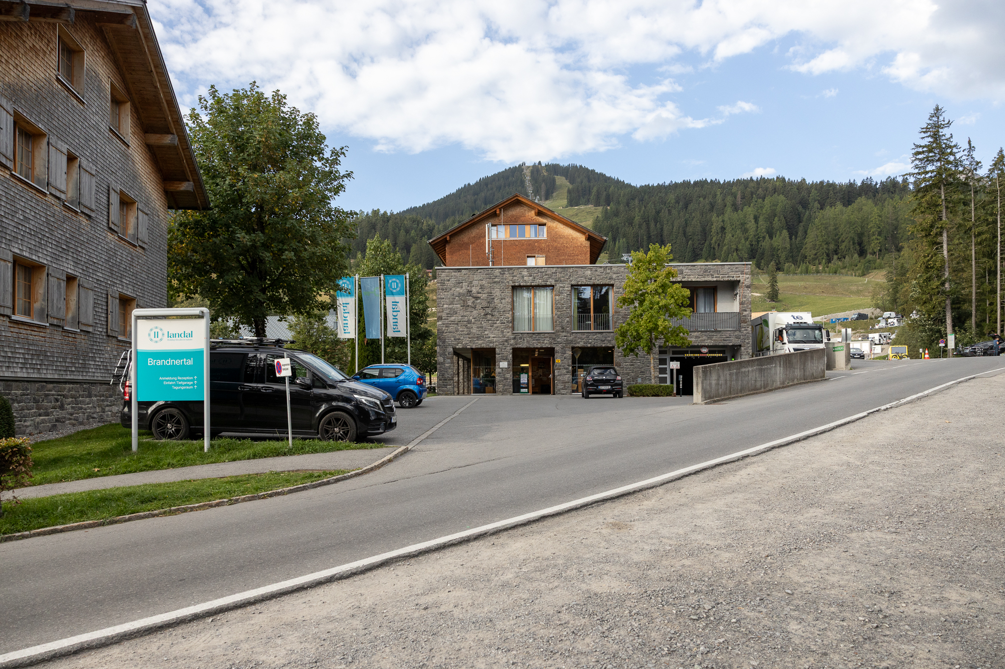 Receptie van Landal Brandnertal met rechts de ingang van de parkeergarage