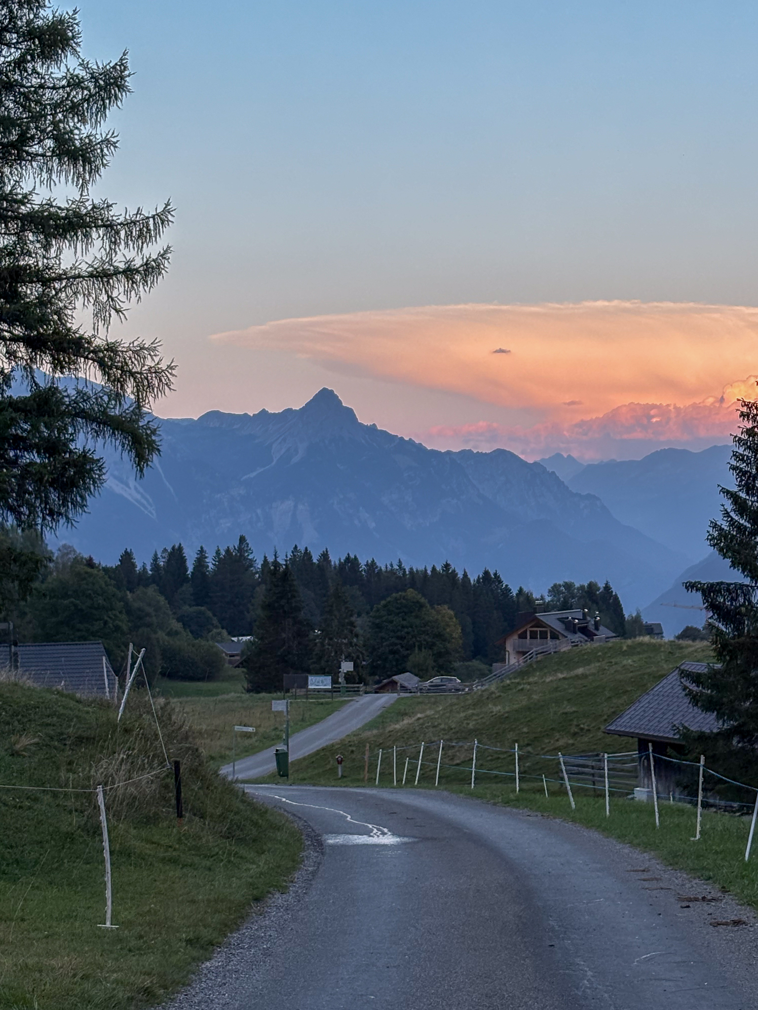 Wandeling met zonsondergang over het Tschlenga plateau